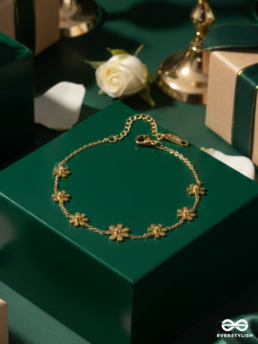Giora Italia - Maribel – Stainless Steel 18K Gold Plated Anti-Tarnish Floral Charm Bracelet