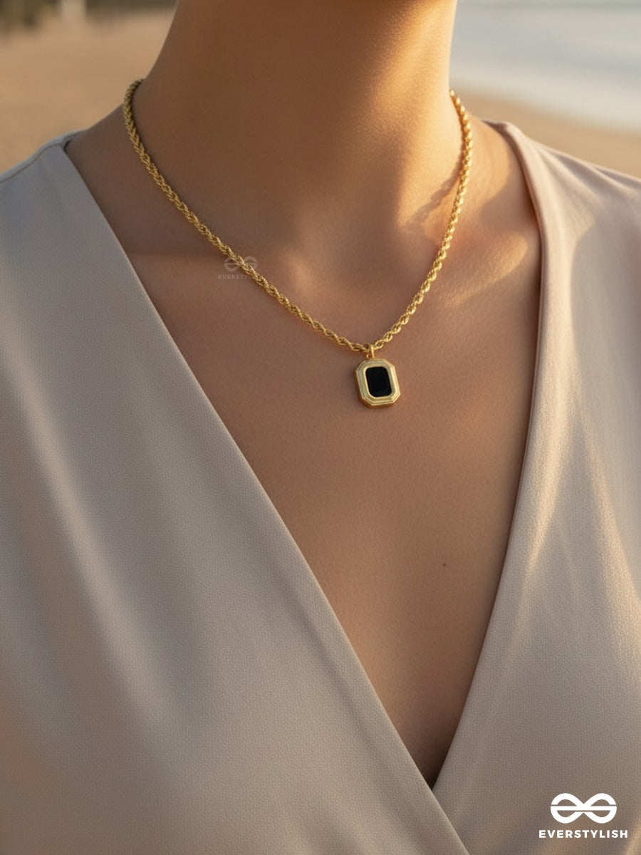 Giora Italia - Noir Regent – Stainless Steel 18K Gold Plated Anti-Tarnish Black Stone Pendant Necklace