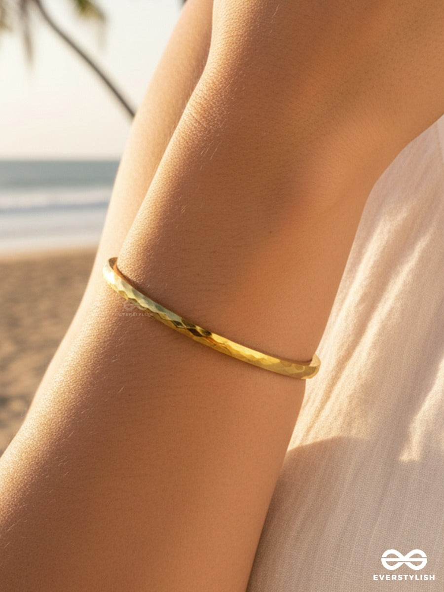 Giora Italia - Facette Band – Stainless Steel 18K Gold Plated Anti-Tarnish Slim Cuff Bracelet