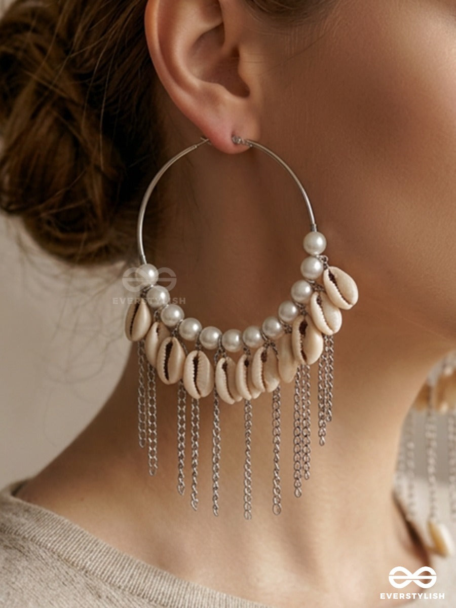 Beachcomber – Hoop Earrings With Cowrie Shells, Pearls And Chain Fringes