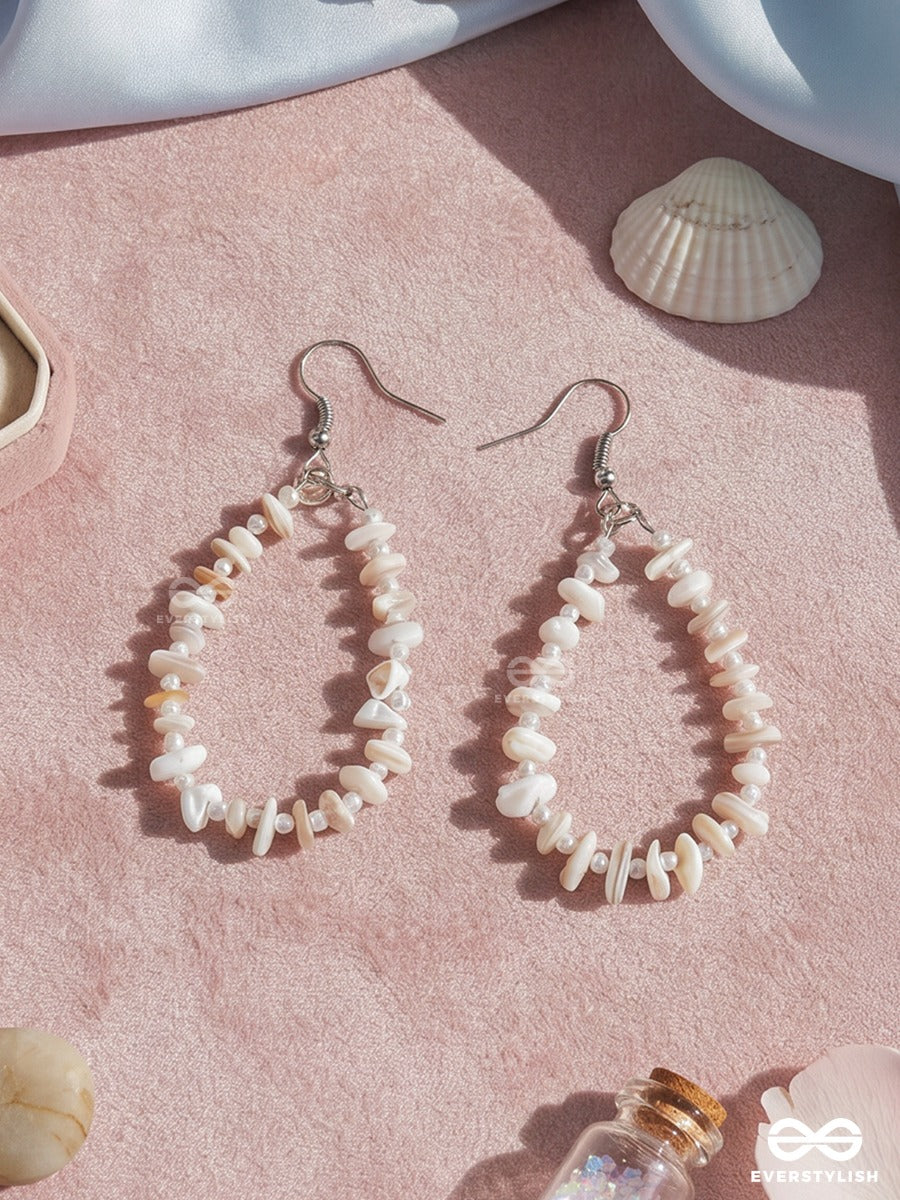 Milky Shore – Oval Freshwater Pearl Chip Hoop Earrings