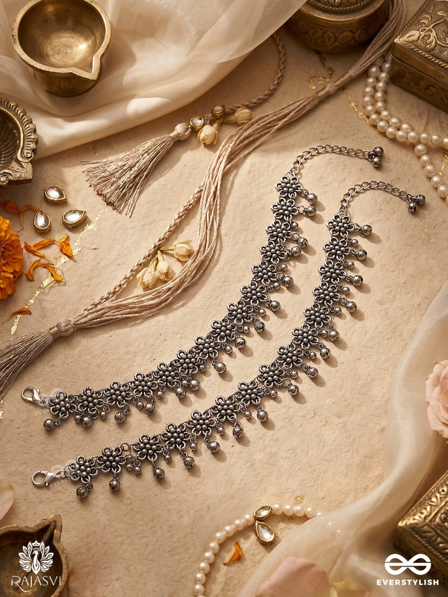 Jhanaklata – Oxidised Pair Of Anklets With Floral Clusters And Ghungroo Details