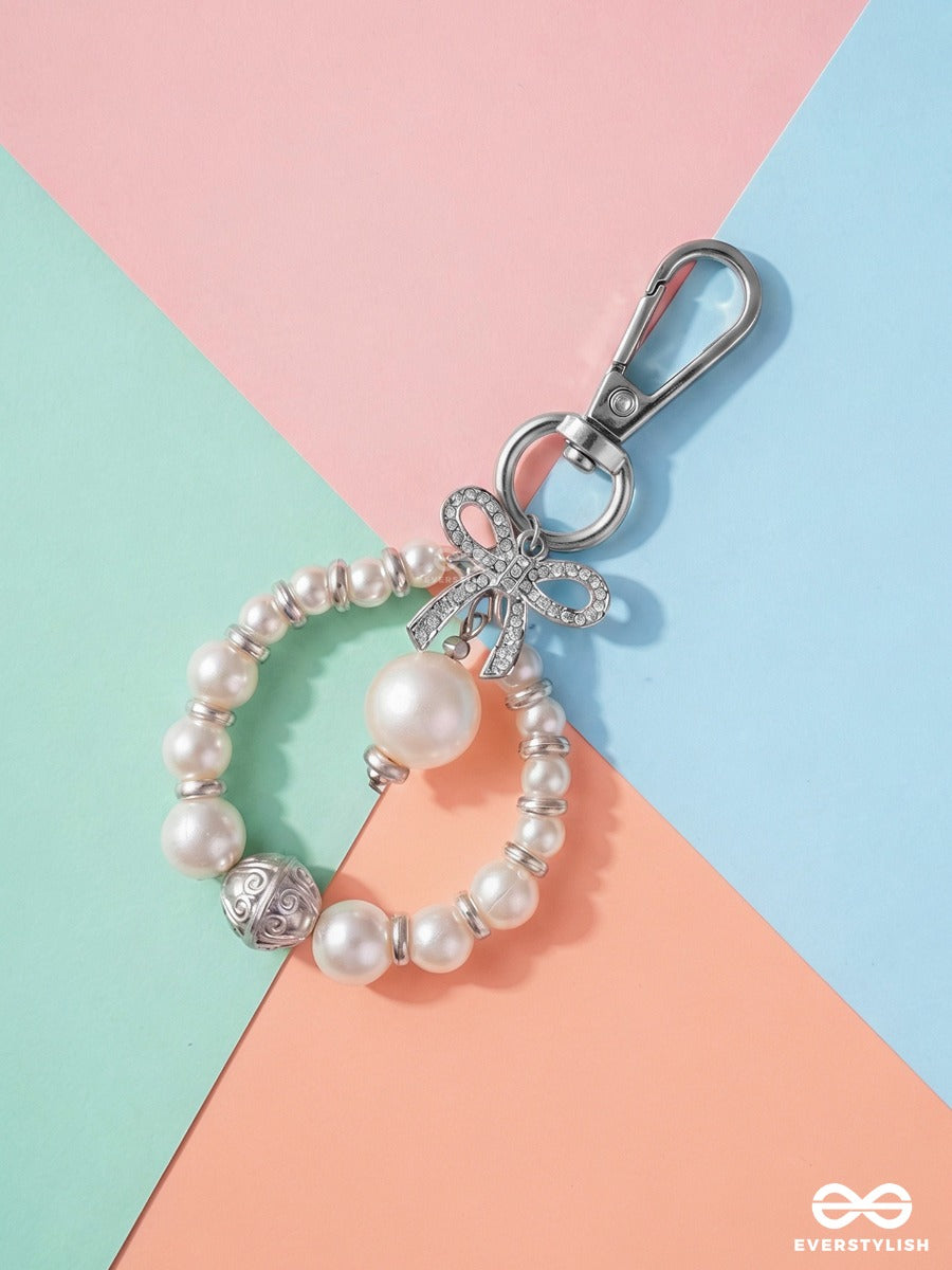 Vanilla Pearl – Elegant Bag Charm With Bow Details And Crystal Charms