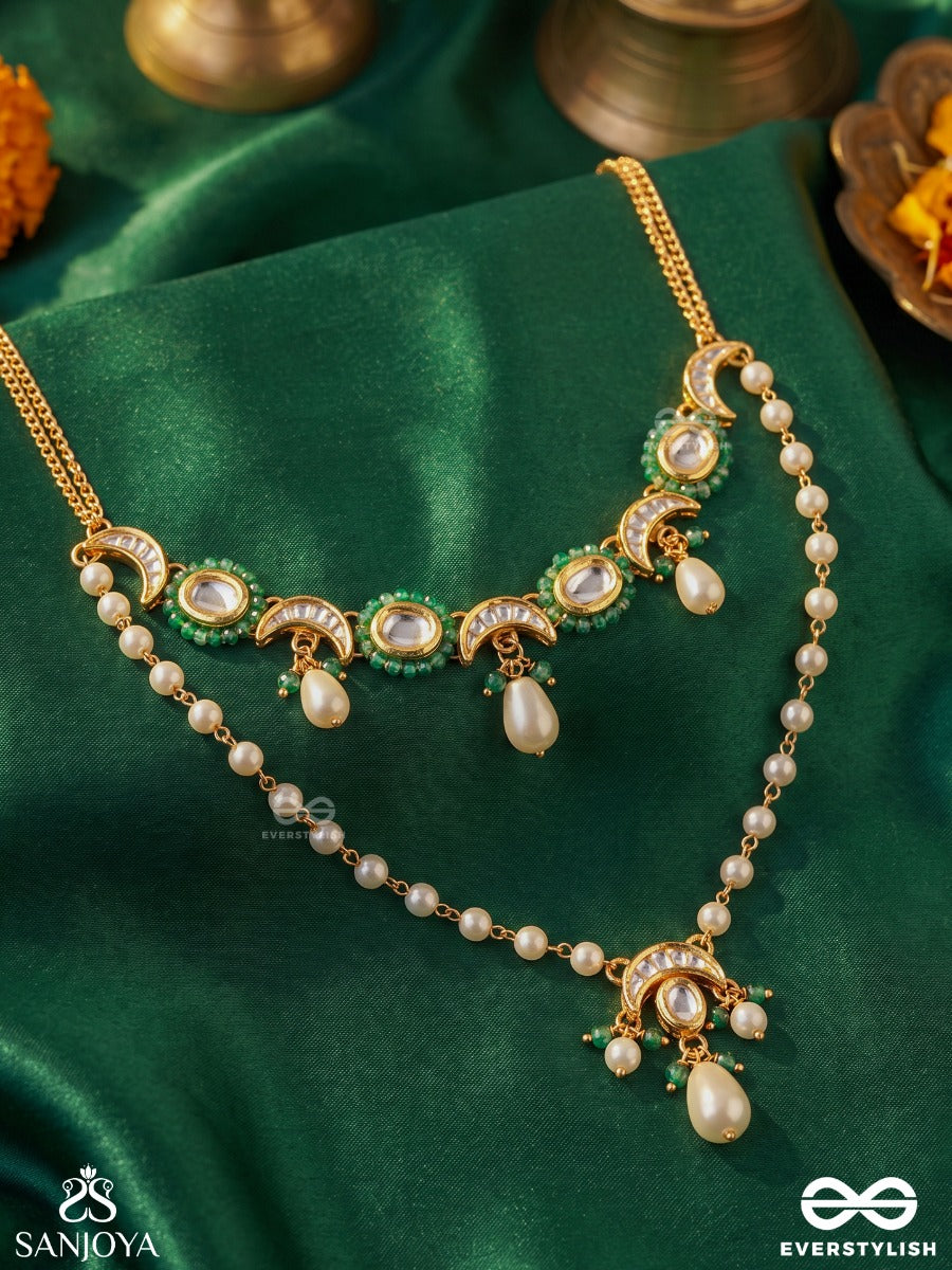 Quinara – Precious Grace – Elegant Necklace With Emerald Oval Motifs, Pearl Details And Delicate Golden Chainwork