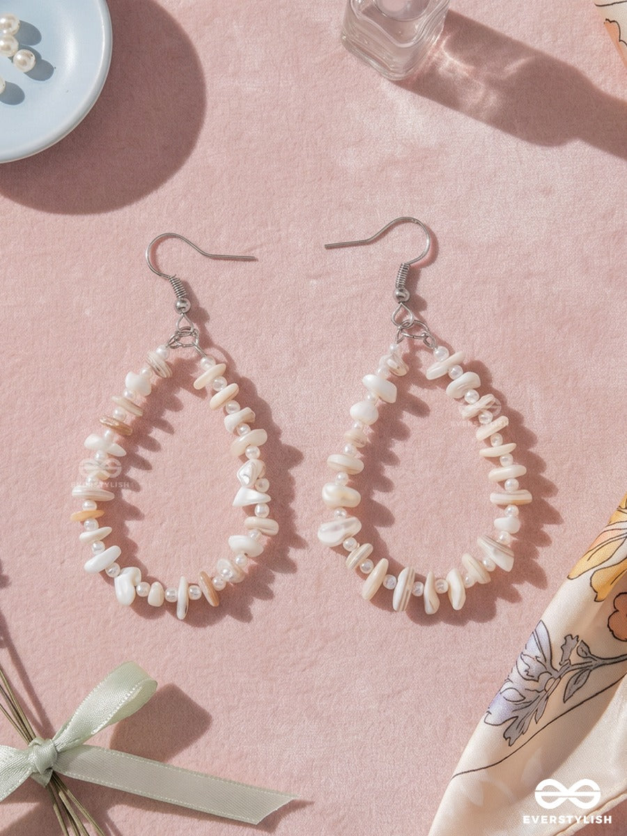 Milky Shore – Oval Freshwater Pearl Chip Hoop Earrings