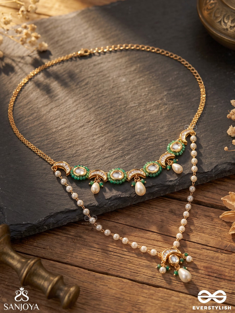 Quinara – Precious Grace – Elegant Necklace With Emerald Oval Motifs, Pearl Details And Delicate Golden Chainwork