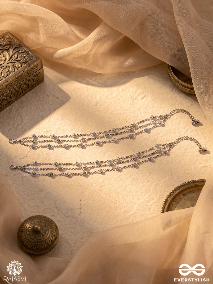Nirjhari – Oxidised Pair Of Anklets With Polished Silver-Tone Geometric Chains