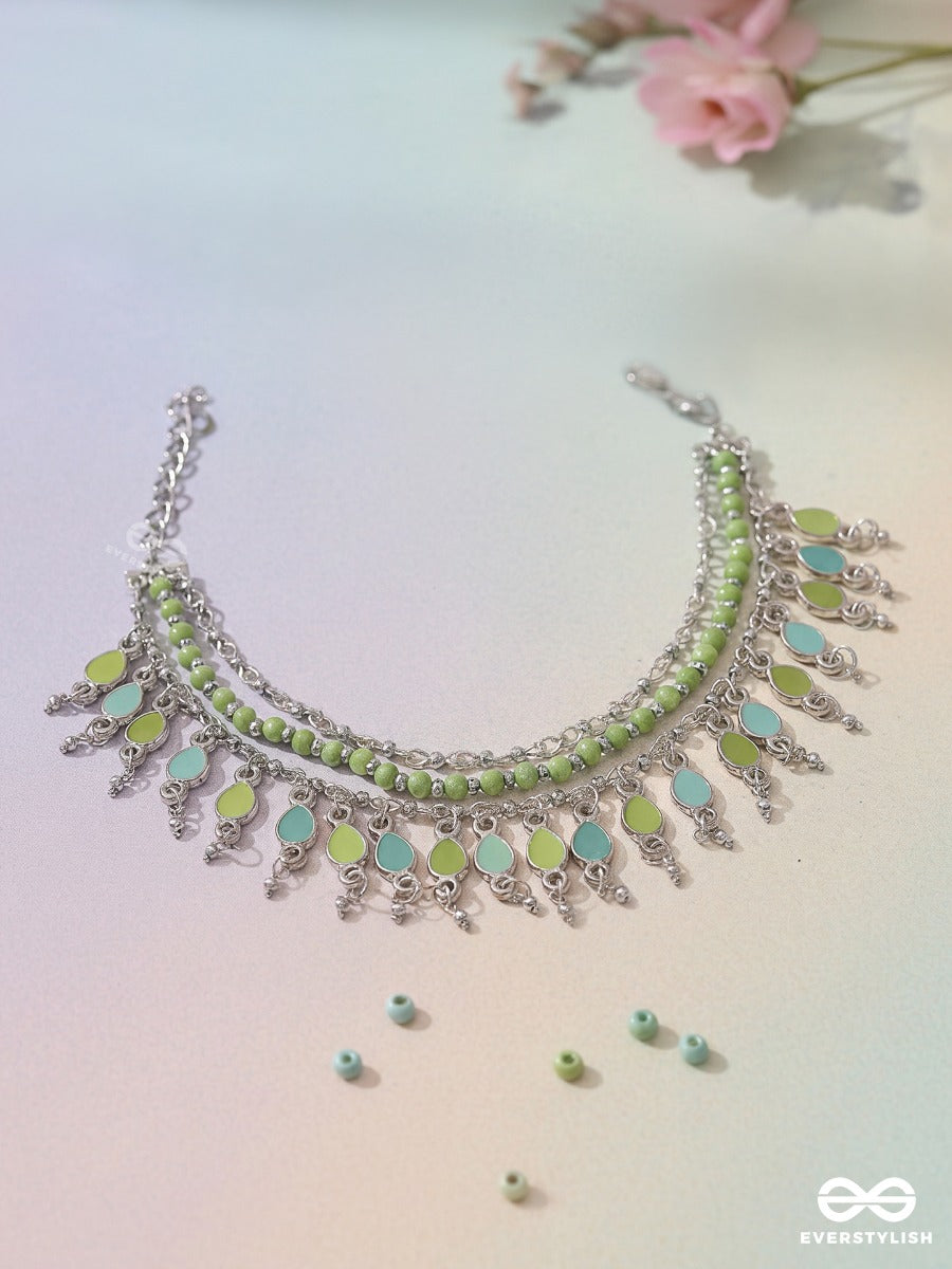 Meadow Twinkle – Delicate Anklet (Single) With Nature-Inspired Details, Green Beads, Pearls And Leaf Charms