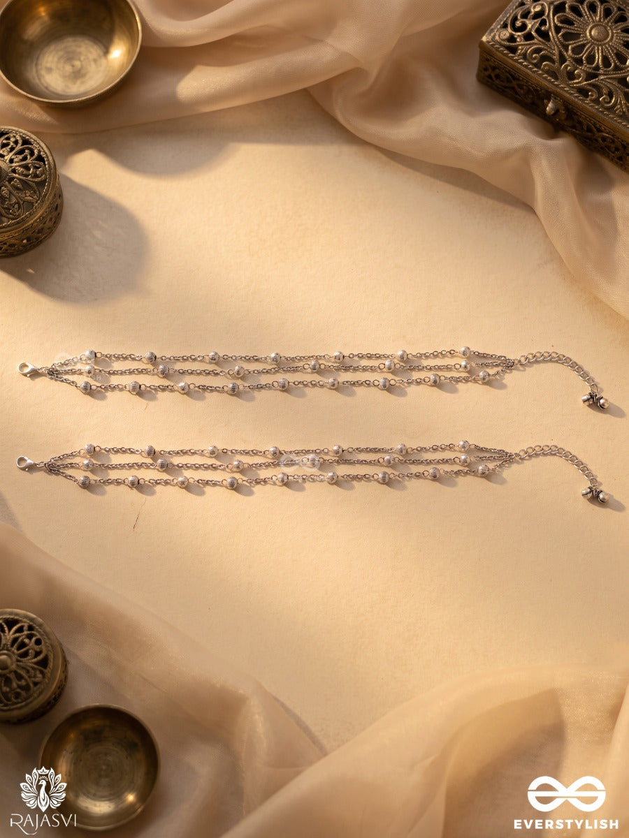Nirjhari – Oxidised Pair Of Anklets With Polished Silver-Tone Geometric Chains