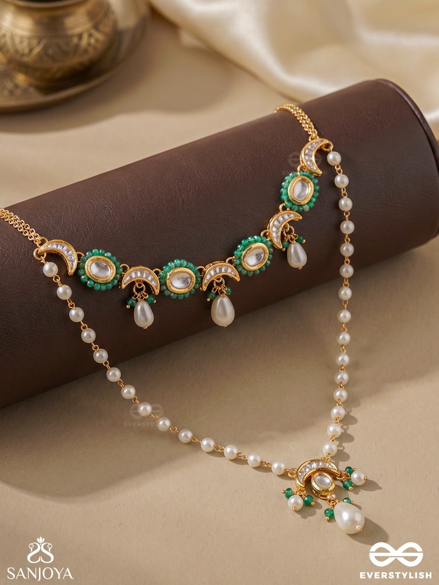 Quinara – Precious Grace – Elegant Necklace With Emerald Oval Motifs, Pearl Details And Delicate Golden Chainwork