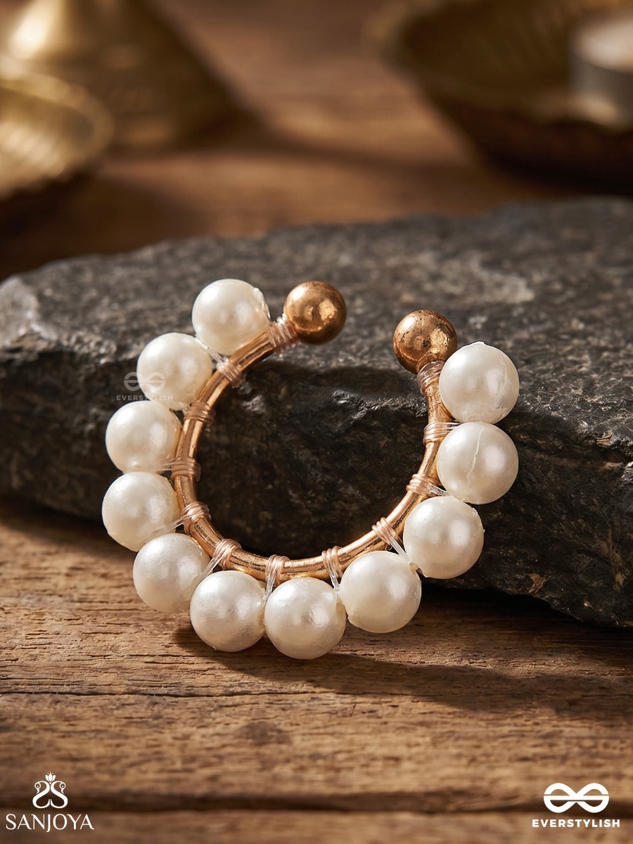 Motilehra – Pearl Wave – Elegant Single Earcuff With A Gold-Tone Open Hoop Form, Lustrous Pearl Detailing And A Soft Classic Finish