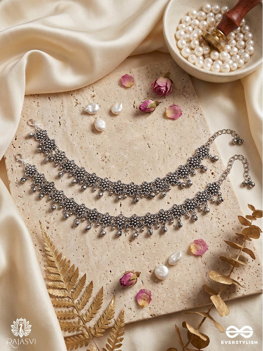 Jhanaklata – Oxidised Pair Of Anklets With Floral Clusters And Ghungroo Details