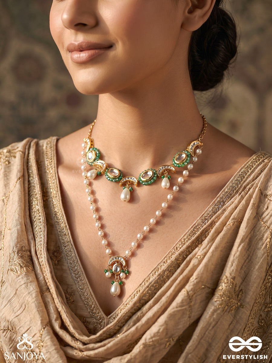 Quinara – Precious Grace – Elegant Necklace With Emerald Oval Motifs, Pearl Details And Delicate Golden Chainwork