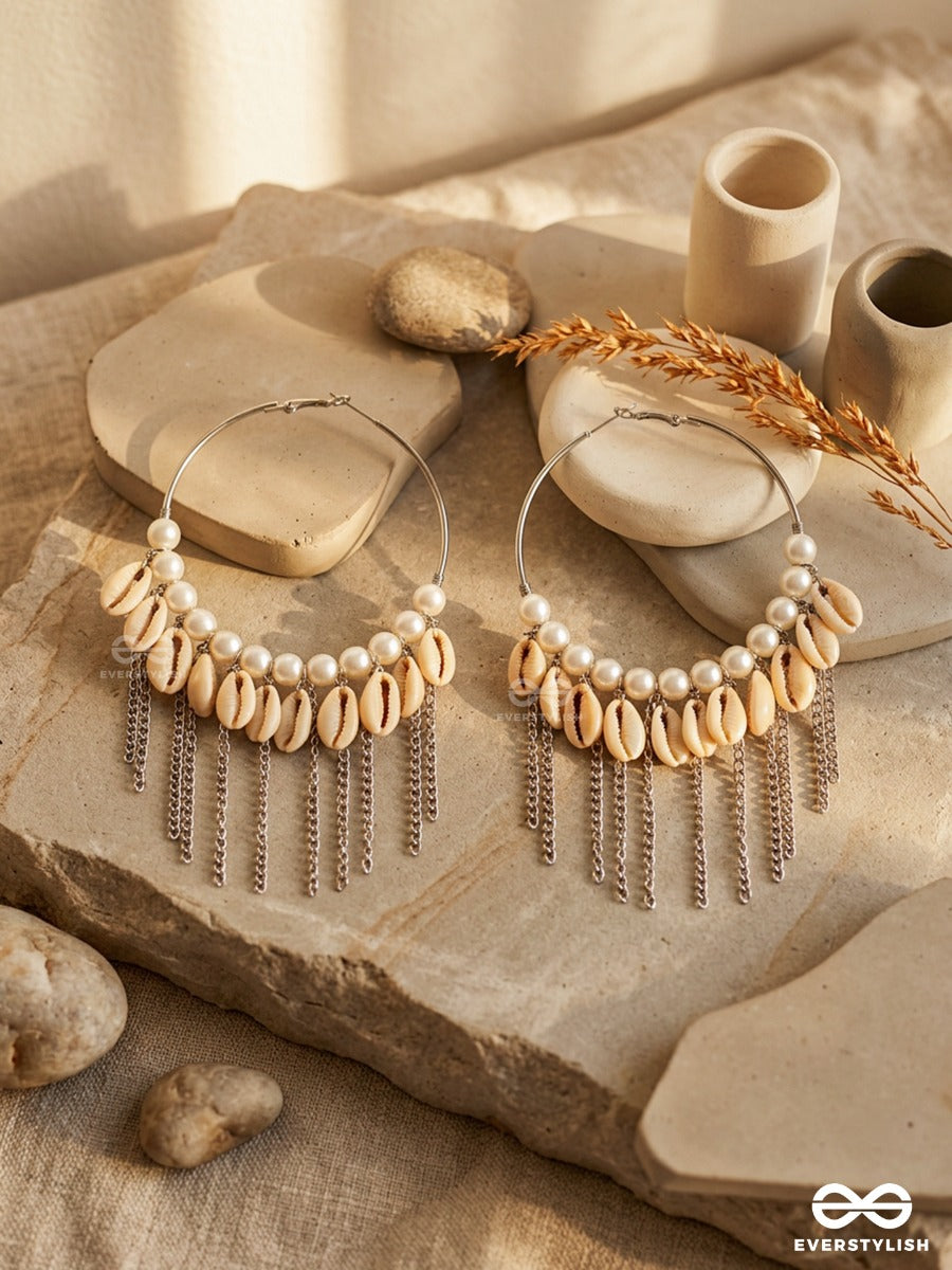 Beachcomber – Hoop Earrings With Cowrie Shells, Pearls And Chain Fringes