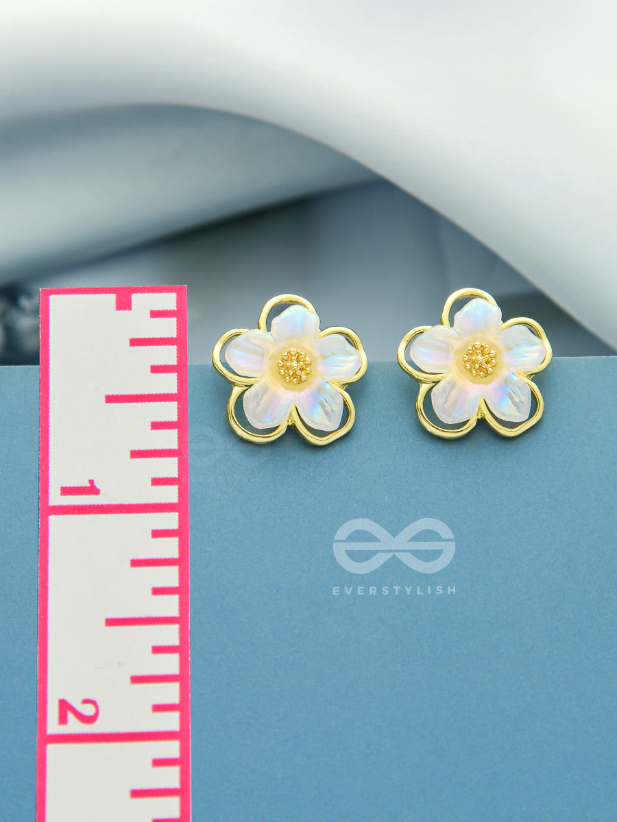 Delightful Daisies- White And Golden Earrings