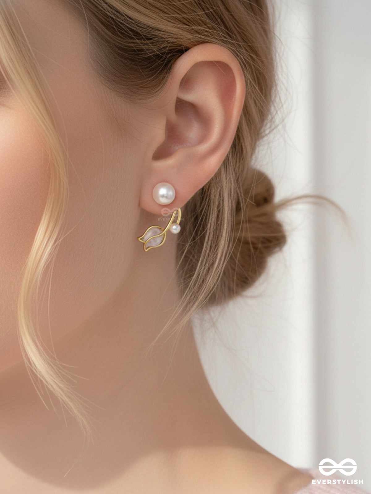 White Like Tulips - Golden Pearl Studs