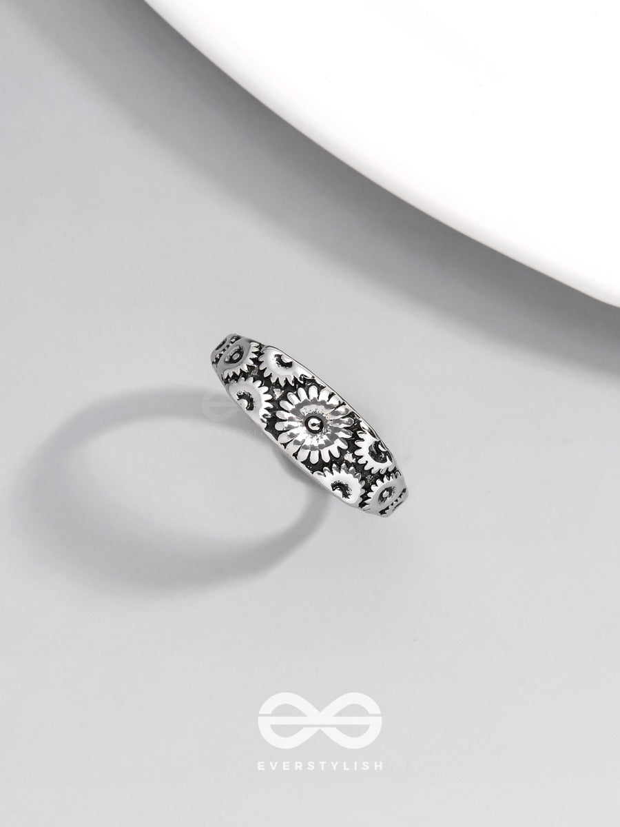 The Daisy Cascade - Casual Siver Ring (Adjustable)