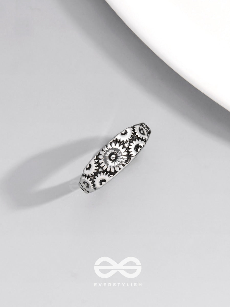 The Daisy Cascade - Casual Siver Ring (Adjustable)