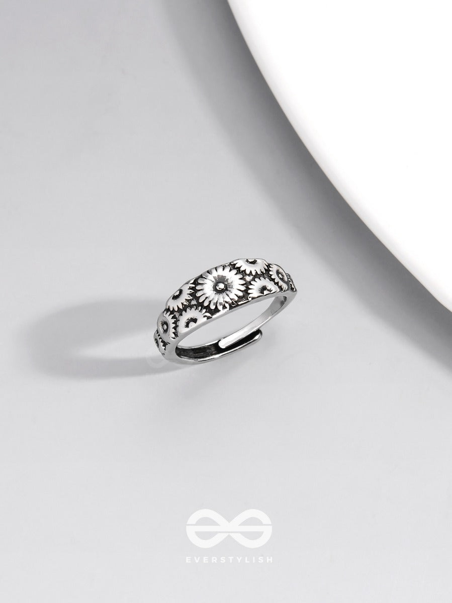 The Daisy Cascade - Casual Siver Ring (Adjustable)