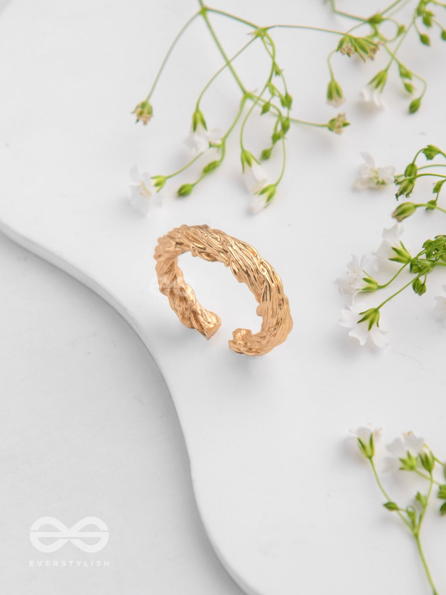 The Twisted Aura - Classic Golden Ring