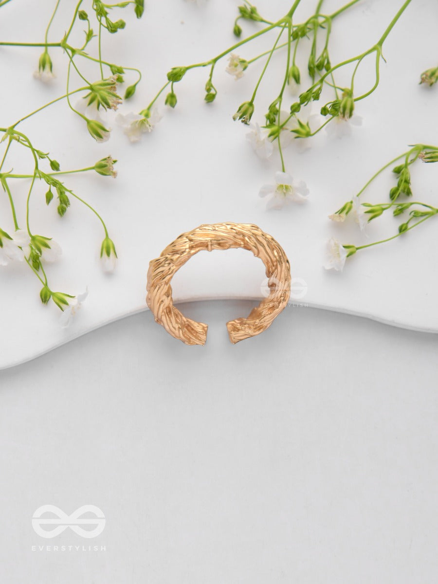 The Twisted Aura - Classic Golden Ring