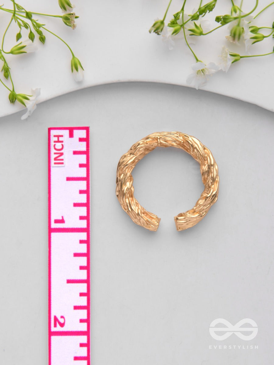 The Twisted Aura - Classic Golden Ring