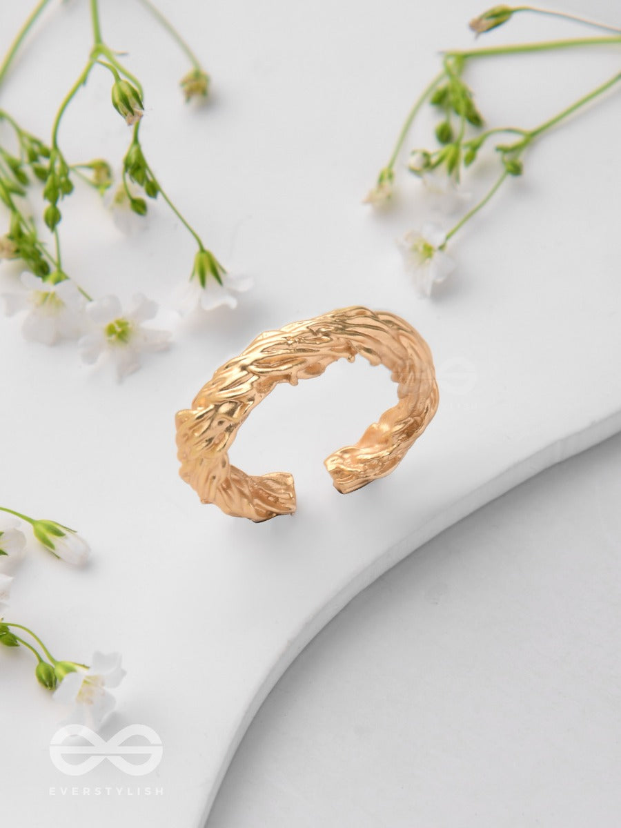 The Twisted Aura - Classic Golden Ring