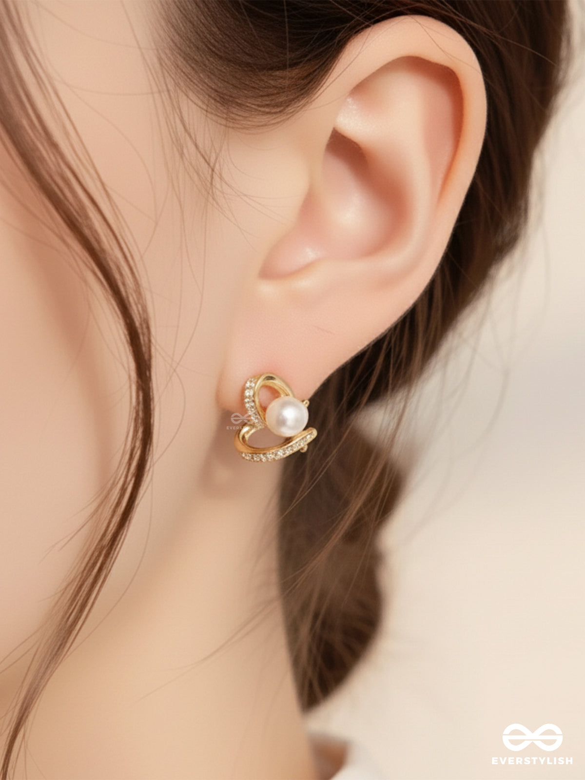 Aura Curve - Pearl & Crystal Swirl Studs