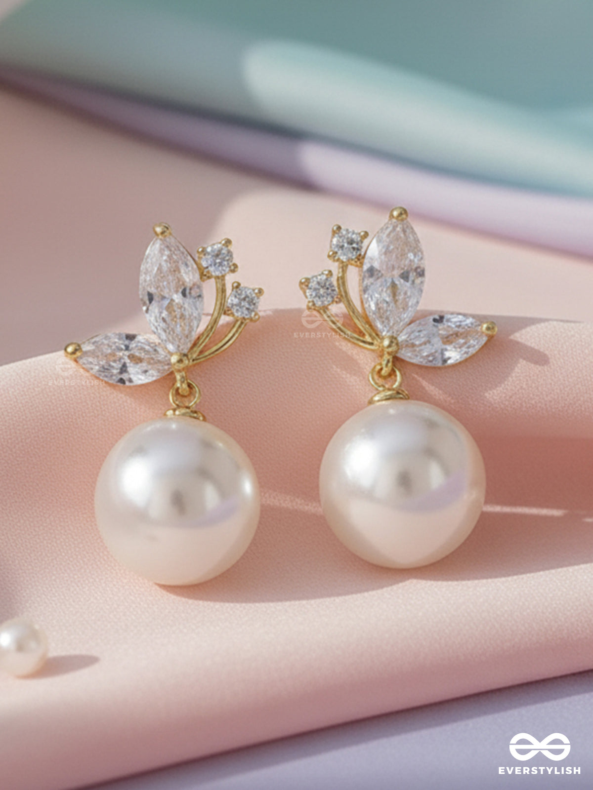 Pearl Bud - Minimal Leaf Accent With Pearl