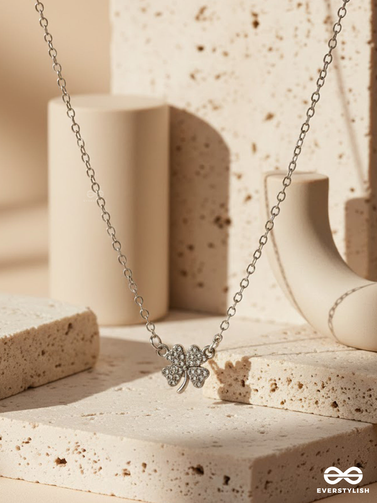 Amulette - Delicate Clover Pendant Necklace