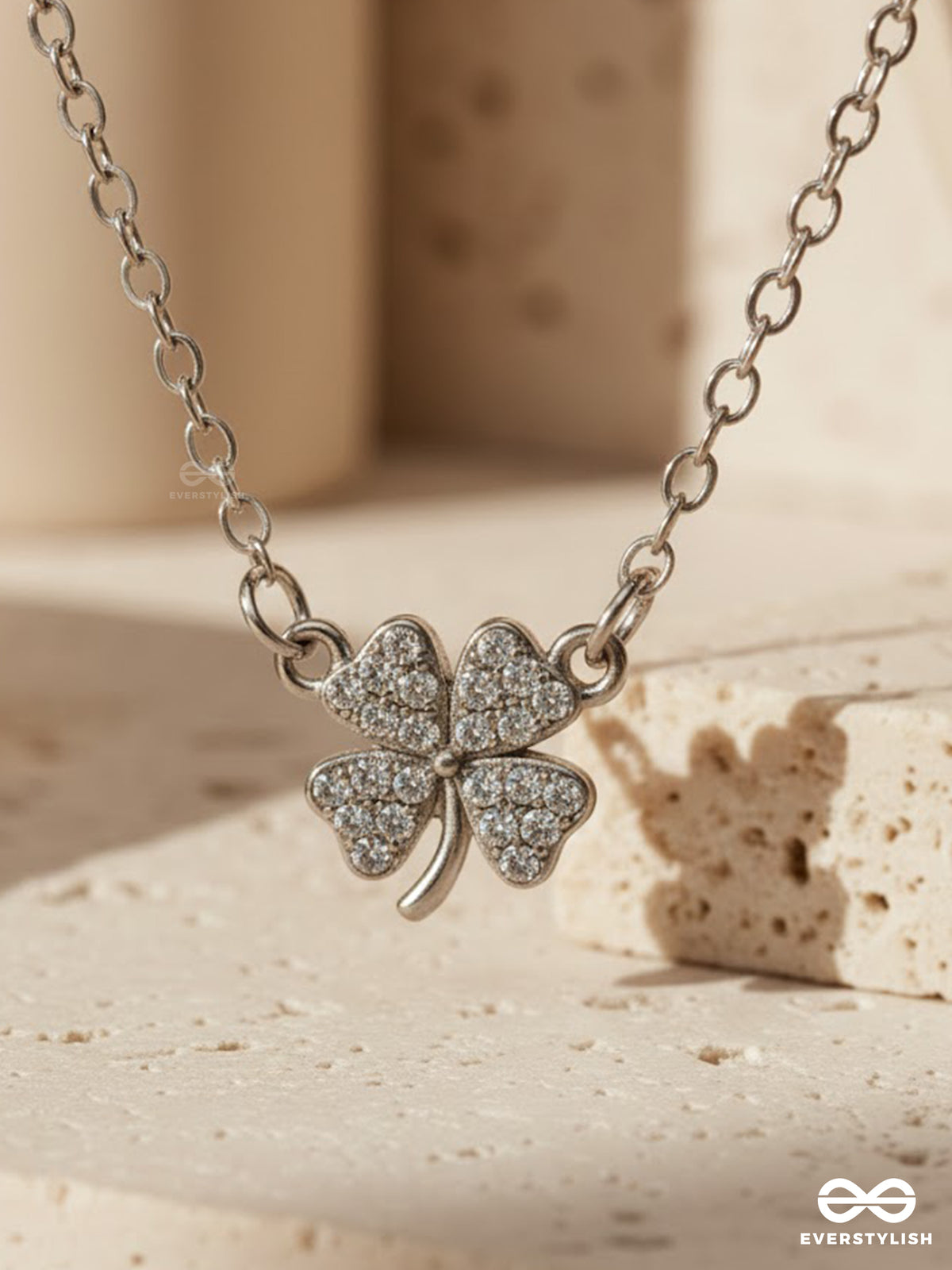 Amulette - Delicate Clover Pendant Necklace
