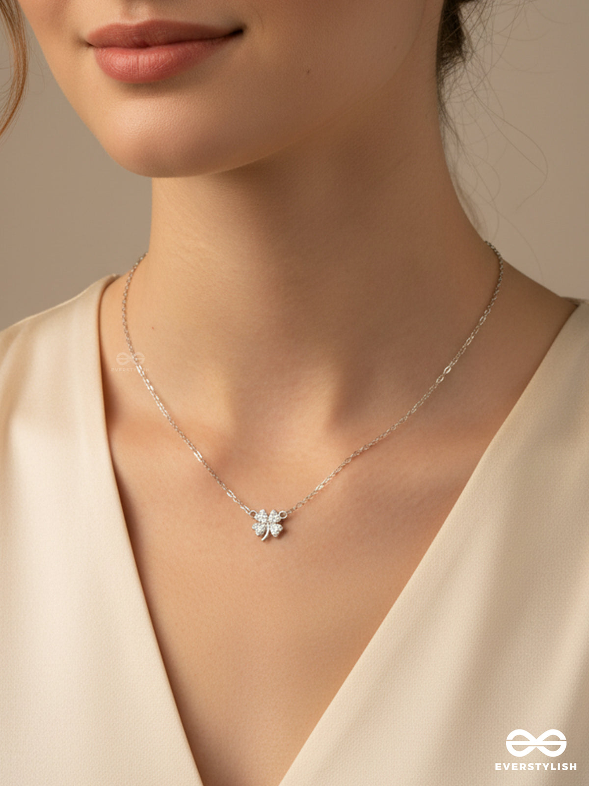 Amulette - Delicate Clover Pendant Necklace