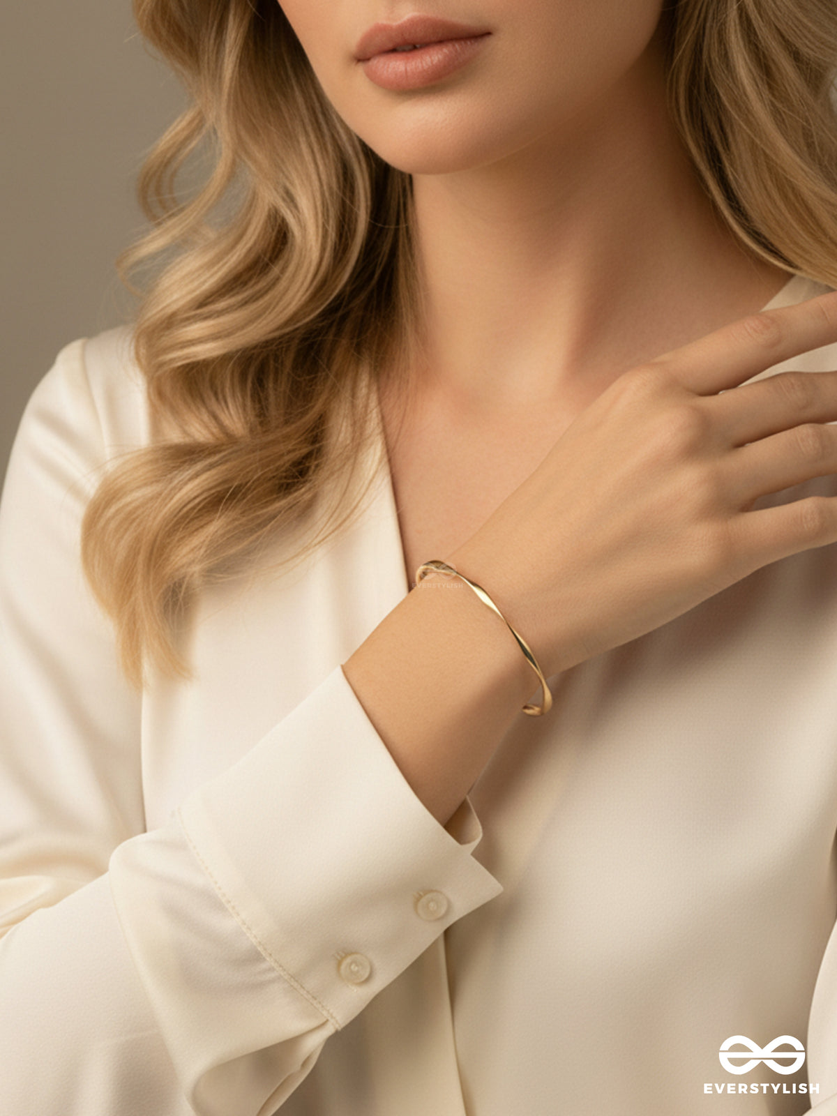 Elara - Twisted Golden Sleek Hand Cuff