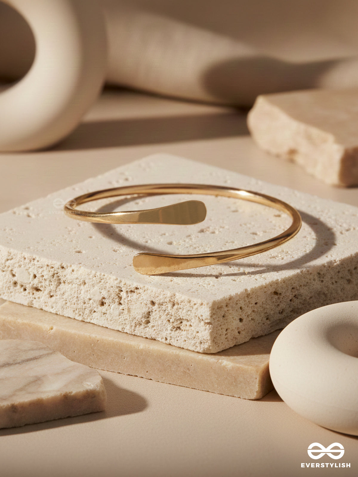 Rose Line - Minimal Golden Hand Cuff