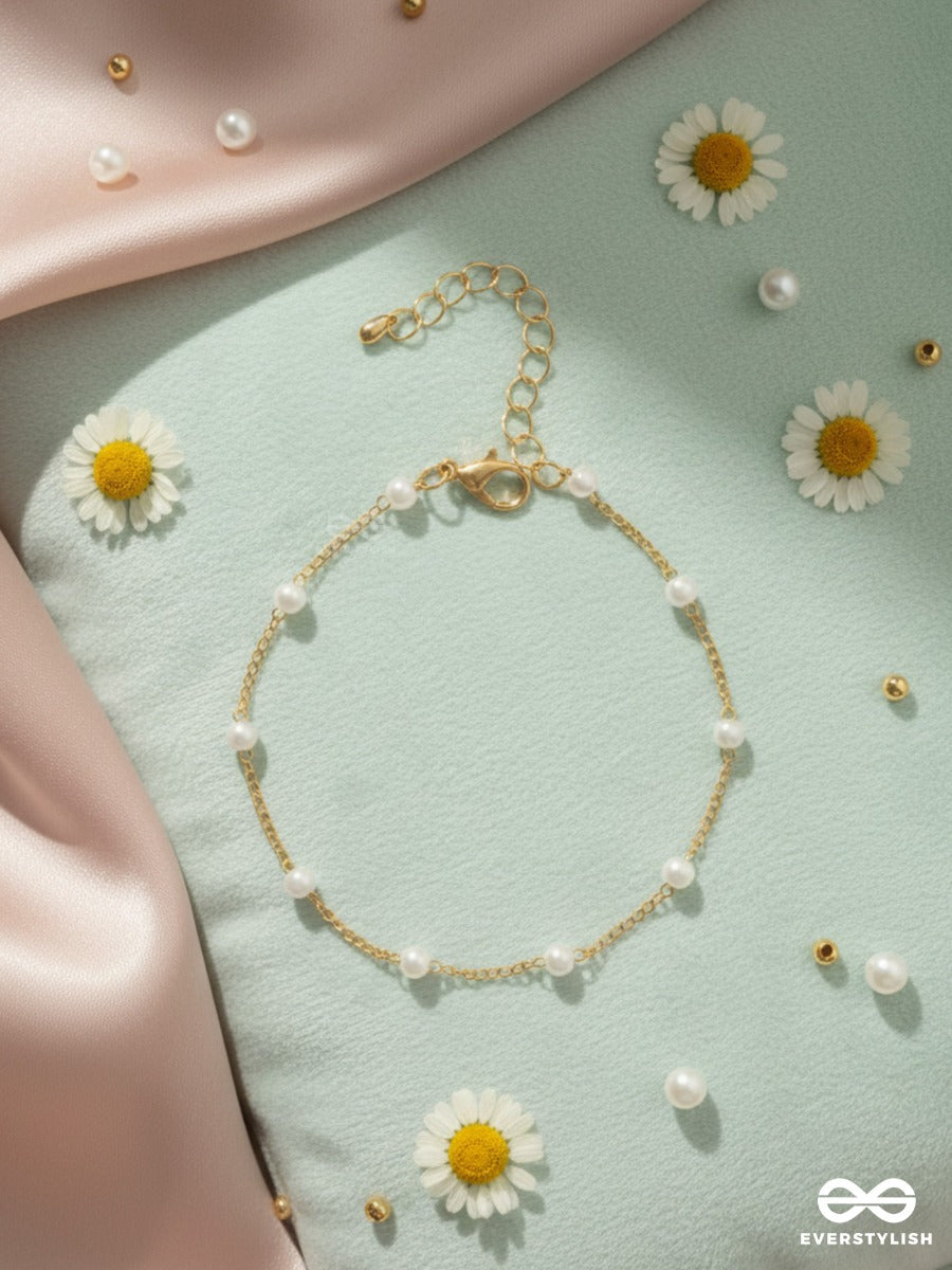 Pearl Trace - Delicate Golden Chain Bracelet