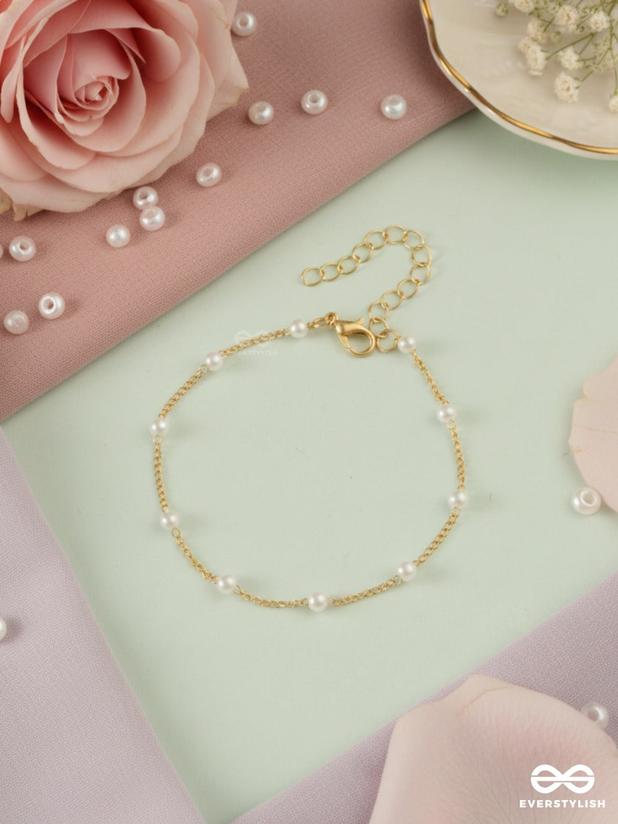 Pearl Trace - Delicate Golden Chain Bracelet