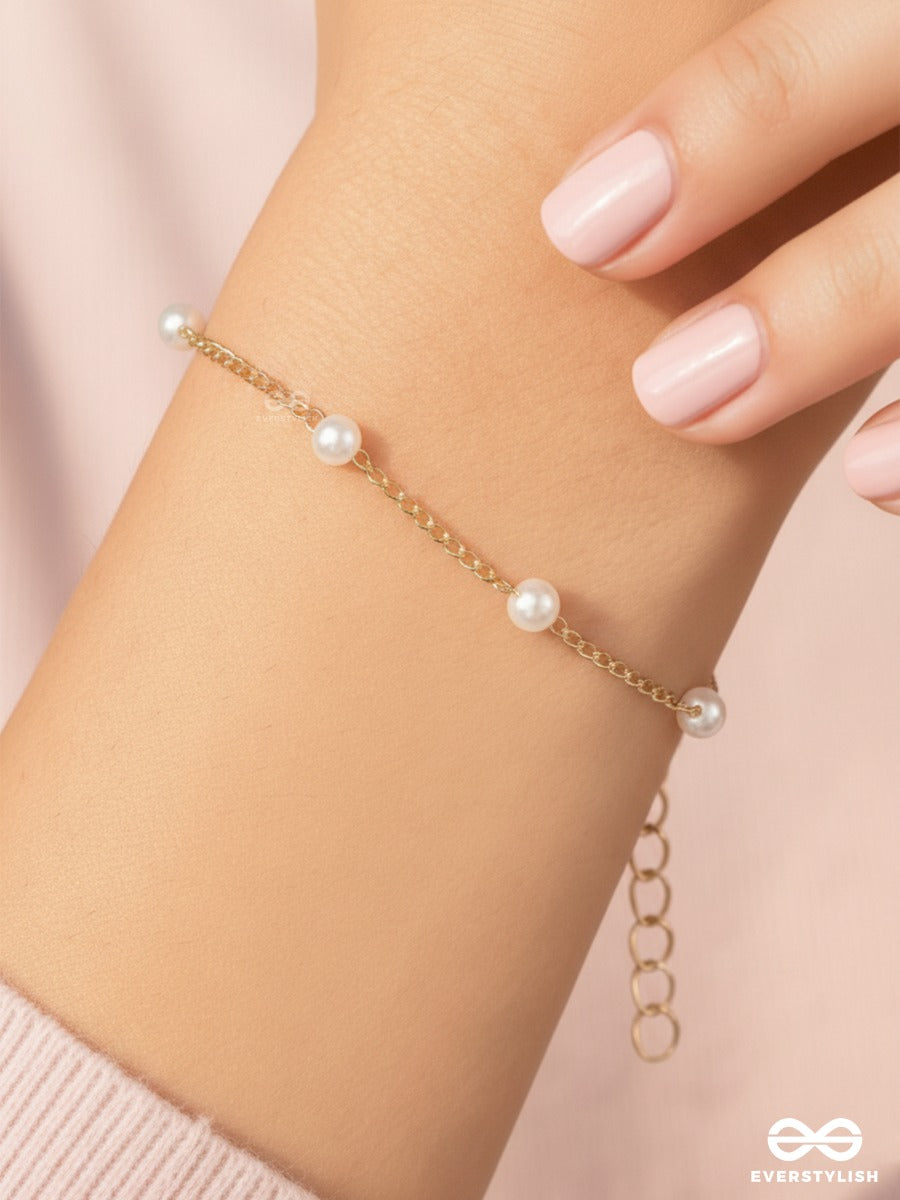 Pearl Trace - Delicate Golden Chain Bracelet