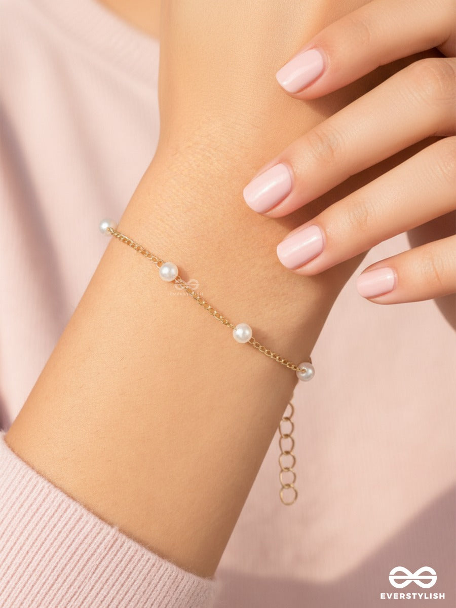 Pearl Trace - Delicate Golden Chain Bracelet