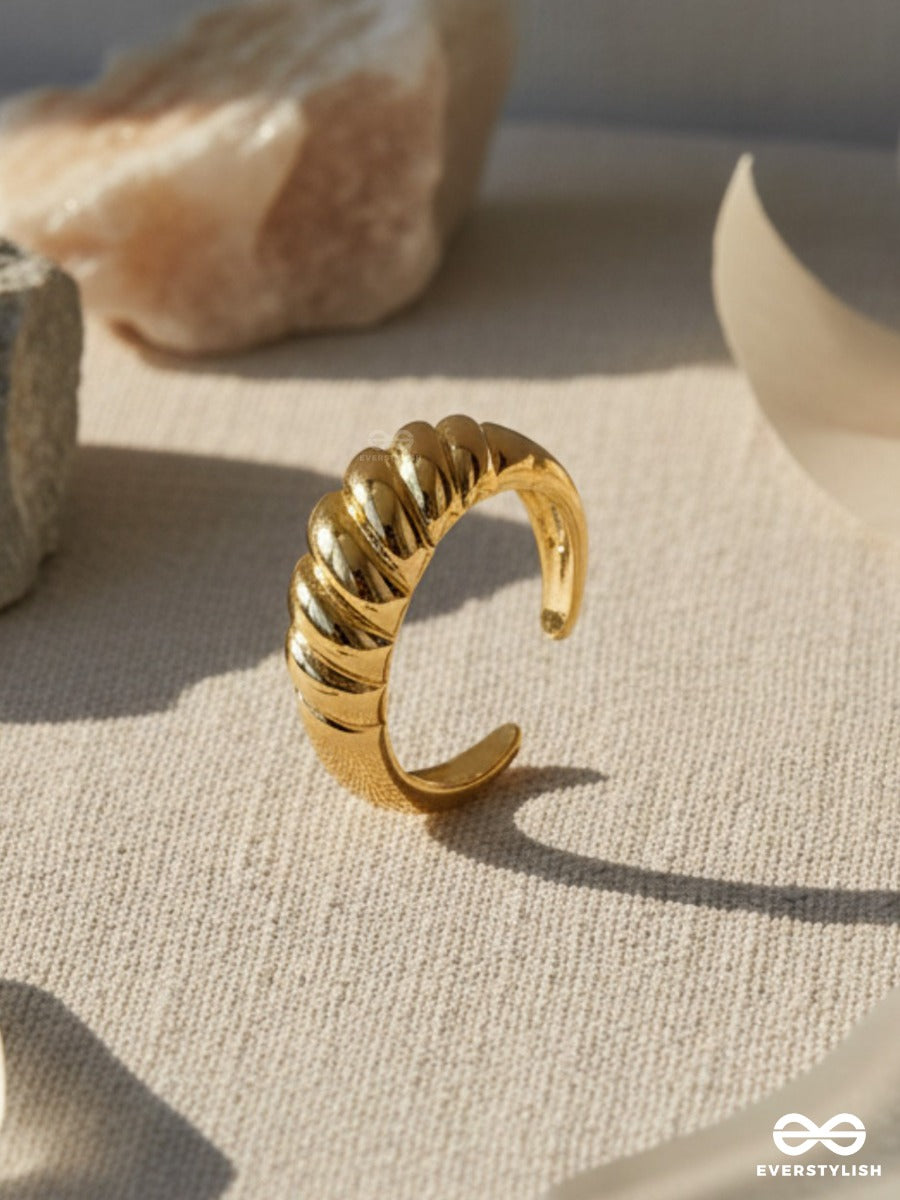 Ridge Loop - Sculpted Gold Ring