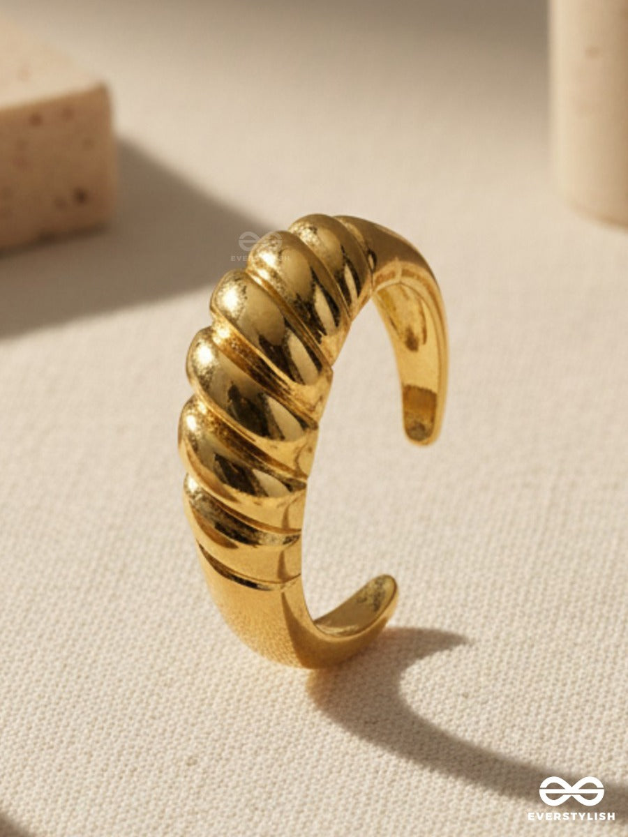 Ridge Loop - Sculpted Gold Ring