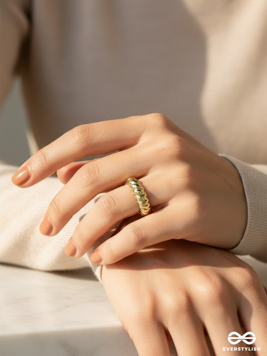 Ridge Loop - Sculpted Gold Ring