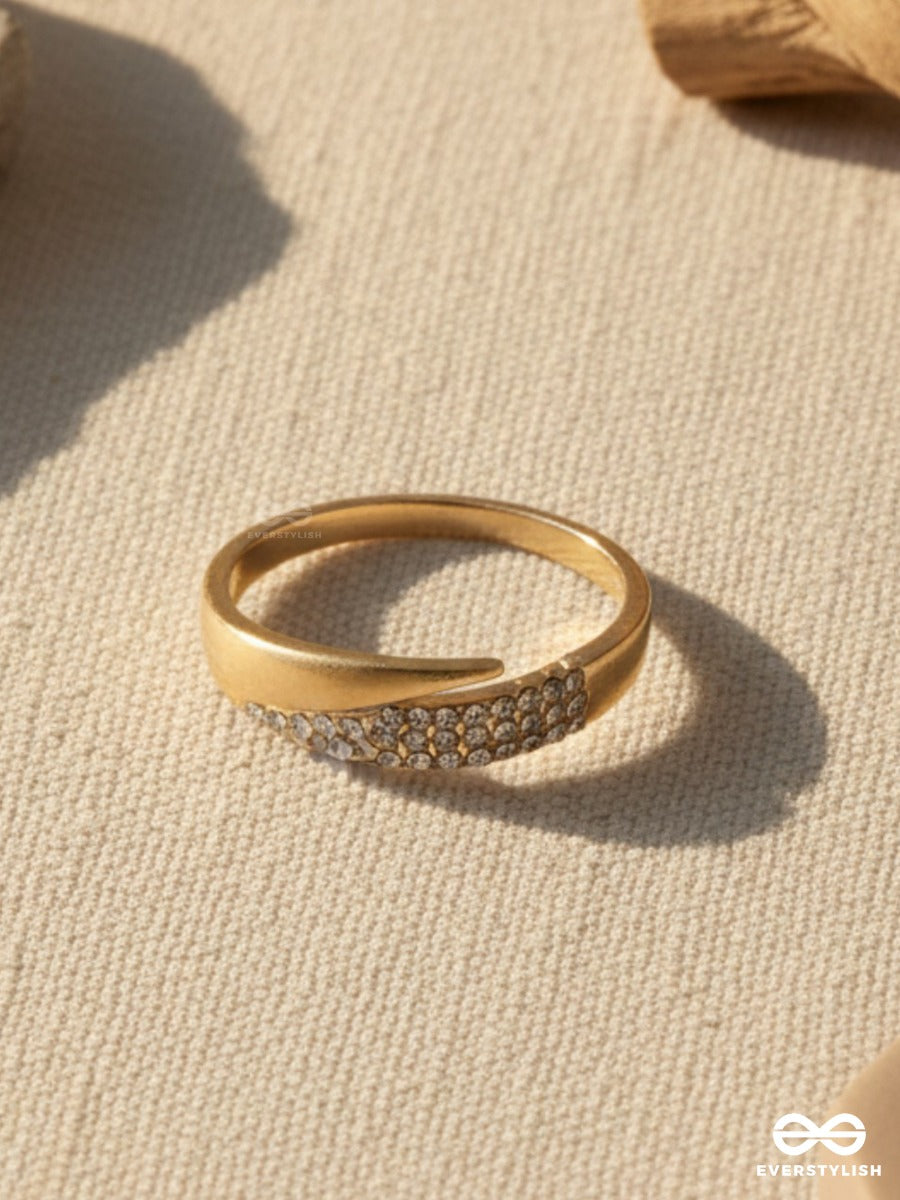 Glint Sweep - Modern Gold Ring