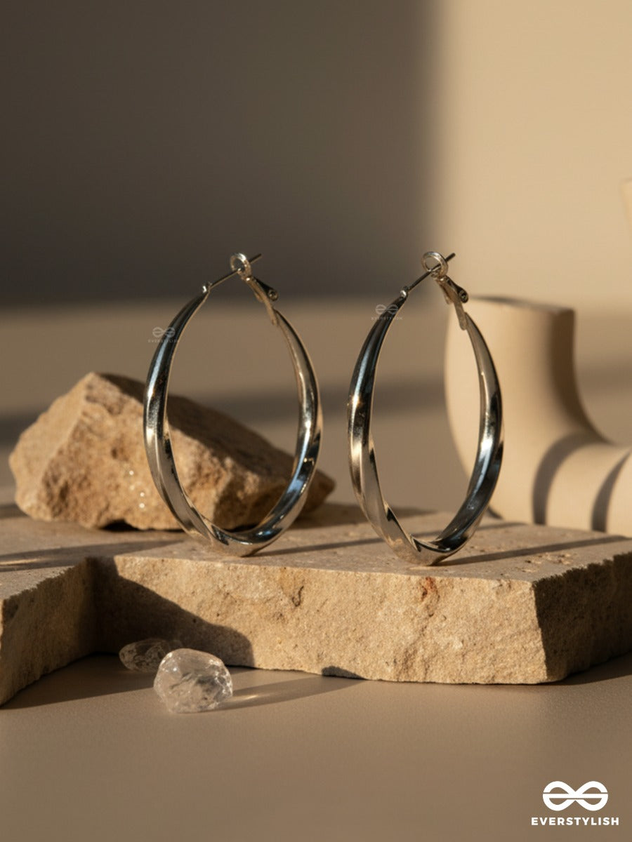 It Girl Twist - Oval Hoop Silver Earrings