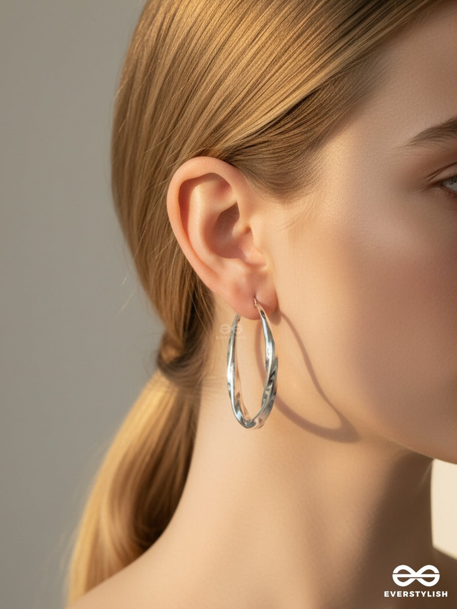 It Girl Twist - Oval Hoop Silver Earrings