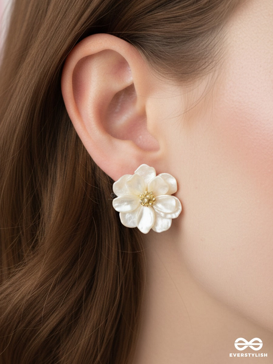 Velora Bloom - Floral Stud Earrings