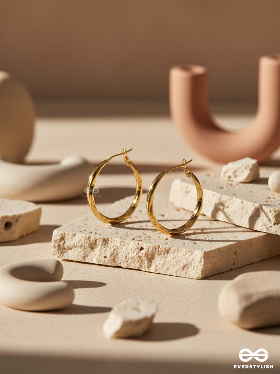 It Girl Twist - Oval Hoop Golden Earrings