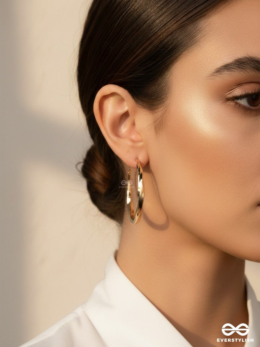 It Girl Twist - Oval Hoop Golden Earrings