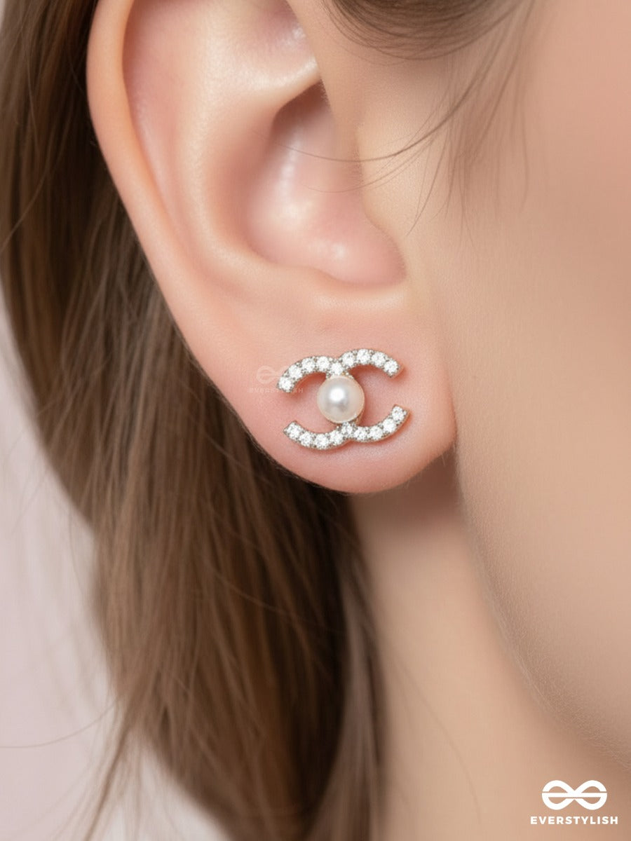 Mirelle Hold - Pearl Embedded Stud Earrings