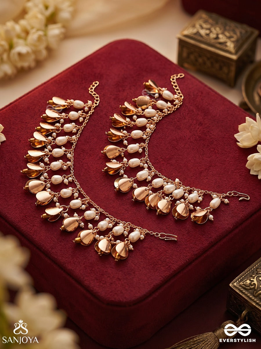 Zareenva – Golden Drift – Delicate Earchain With Dangling Metallic Drops And Flowing Accents