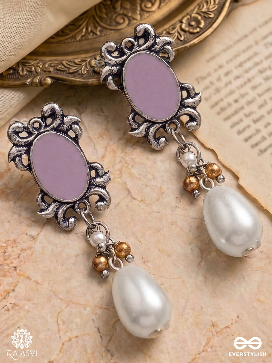 Noorafza Lattika – Oxidised Pearl Earrings With Vintage Floral Frame